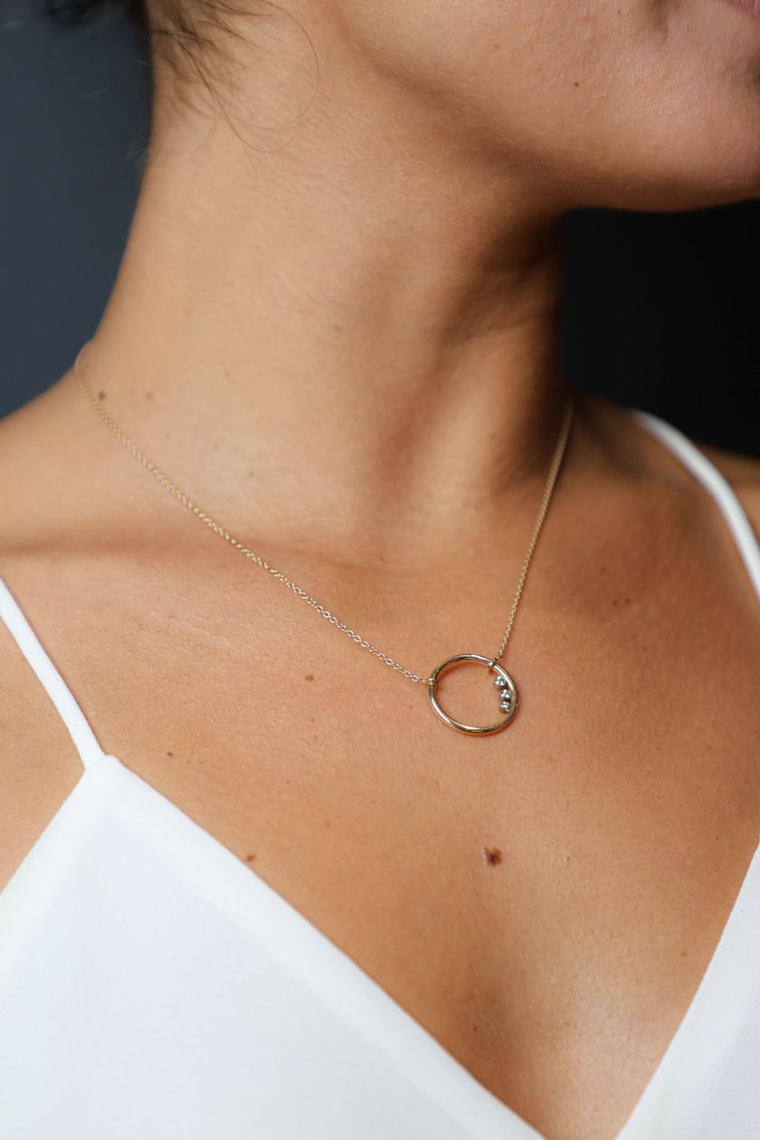 Collier lo porte or jaune 3 diamants — Bosc Joaillerie