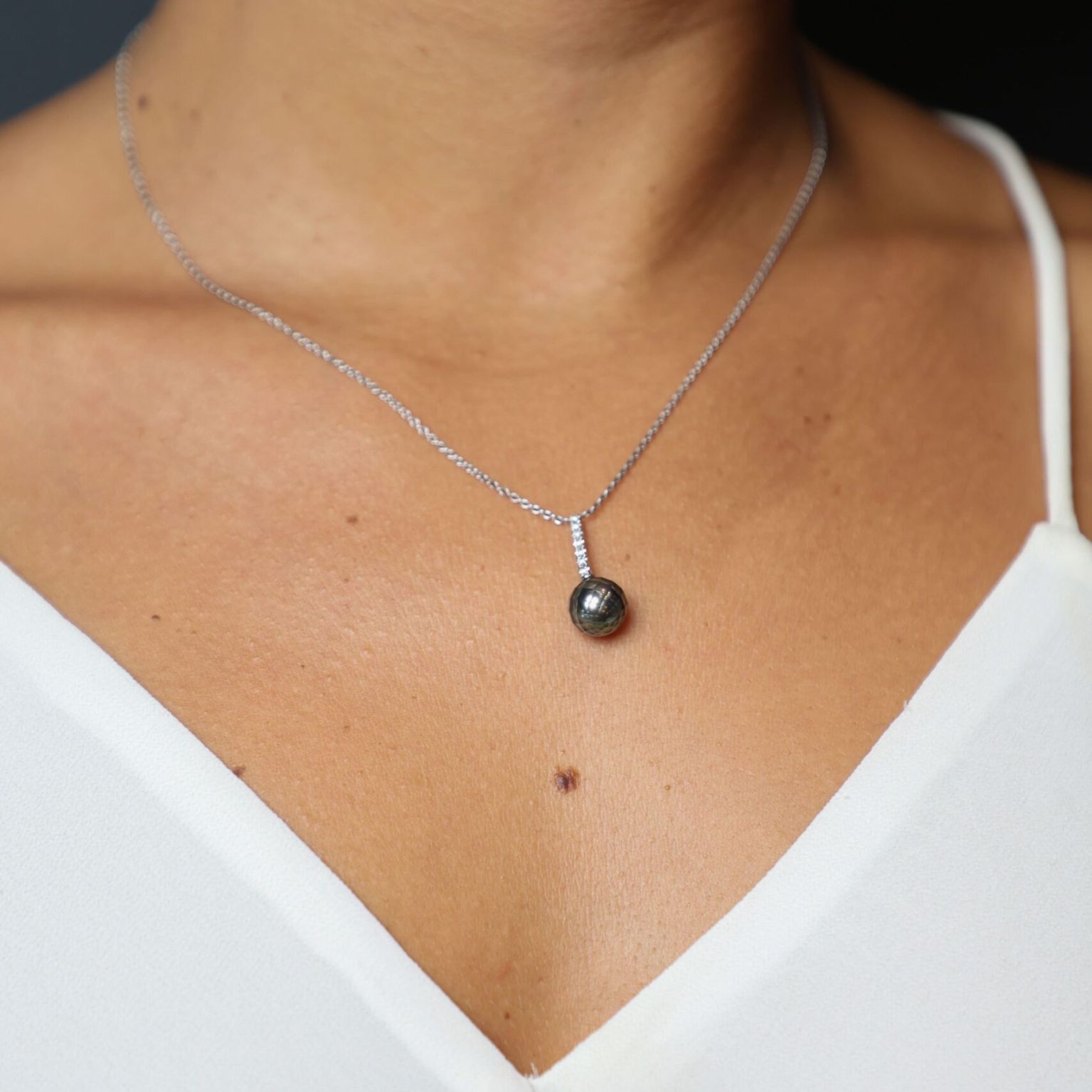 Collier shinju or gris porté diamants et perle façetée de tahiti — Bosc Joaillerie