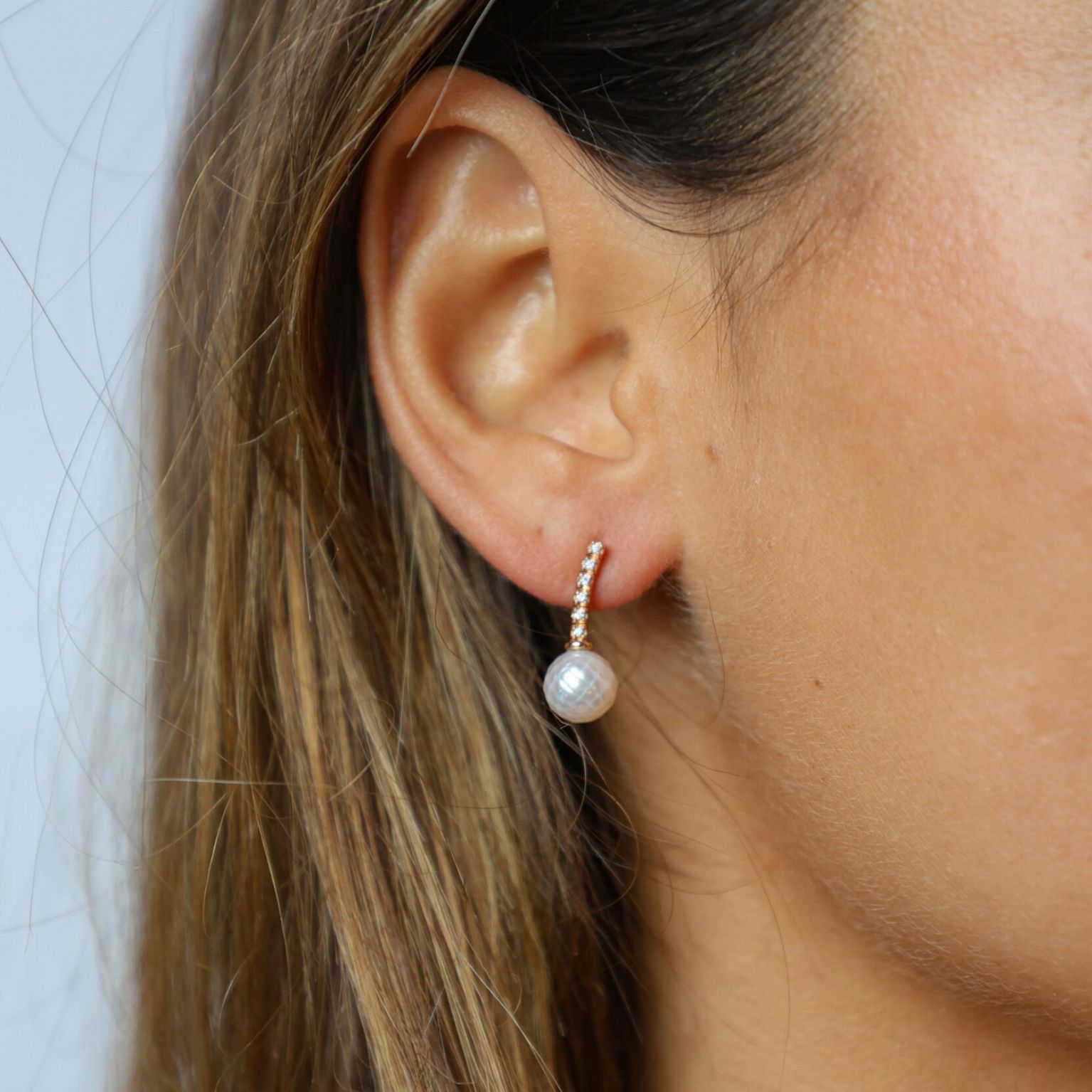 Boucles d'oreilles shinju or rouge portées diamants et perle façetée du japon — Bosc Joaillerie