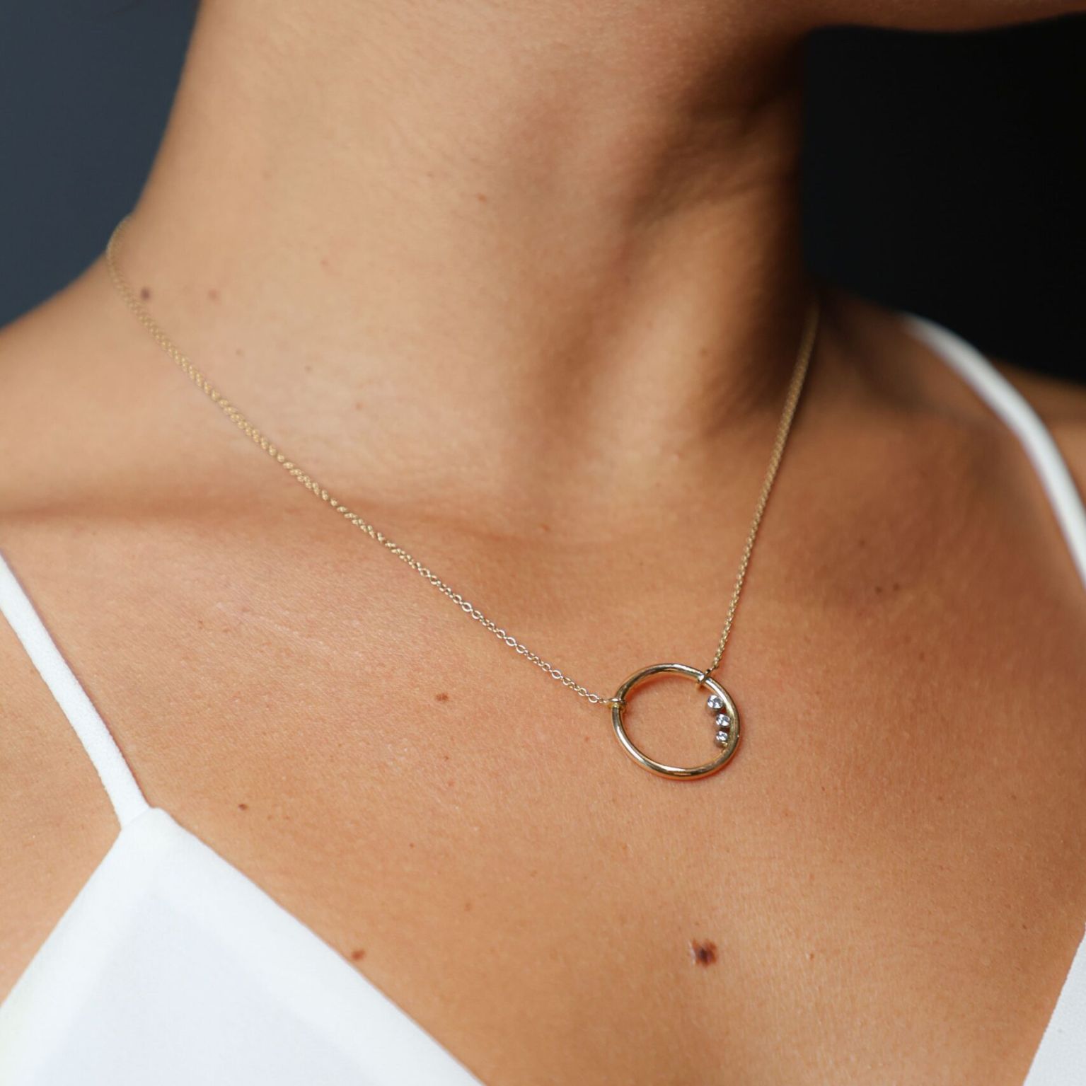 Collier lo porte or jaune 3 diamants — Bosc Joaillerie