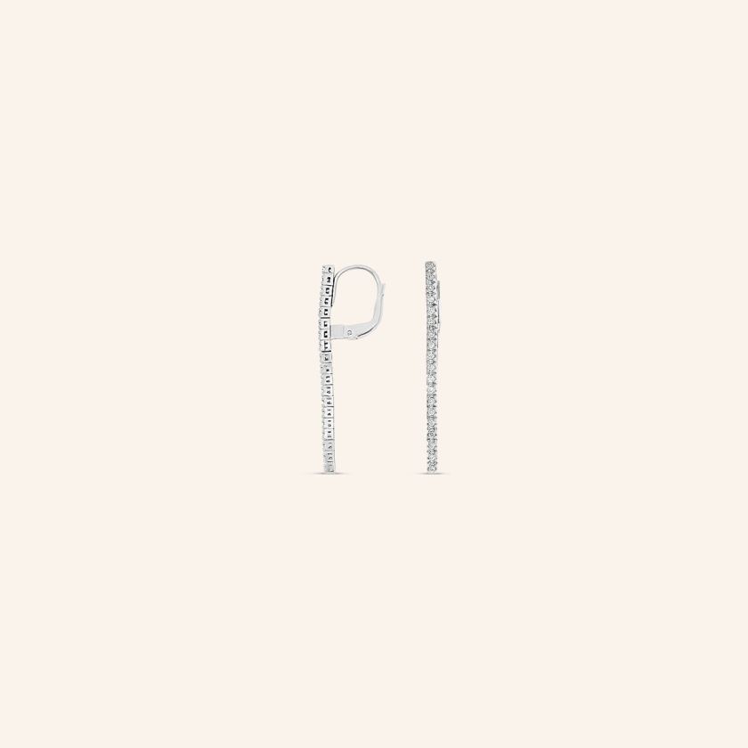 Boucles d’oreilles or gris ligne de diamants avec sertissage joaillier élégant