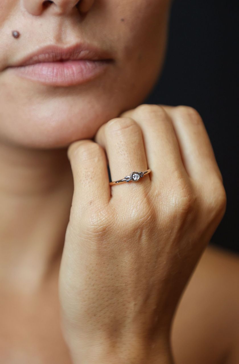 Bague constellation or rouge portée diamant 0,06cts — Bosc Joaillerie