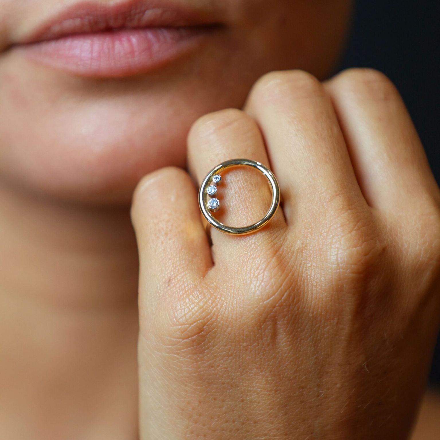 Bague l'o or jaune portée 3 diamants — Bosc Joaillerie