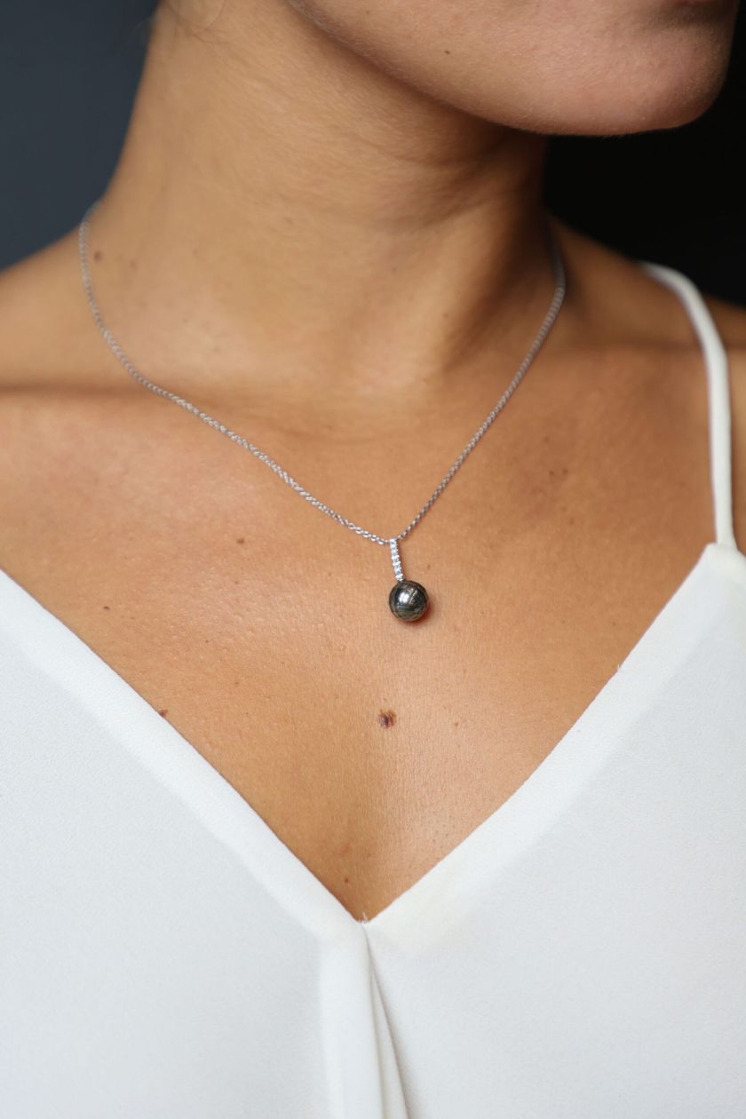 Collier shinju or gris porté diamants et perle façetée de tahiti — Bosc Joaillerie