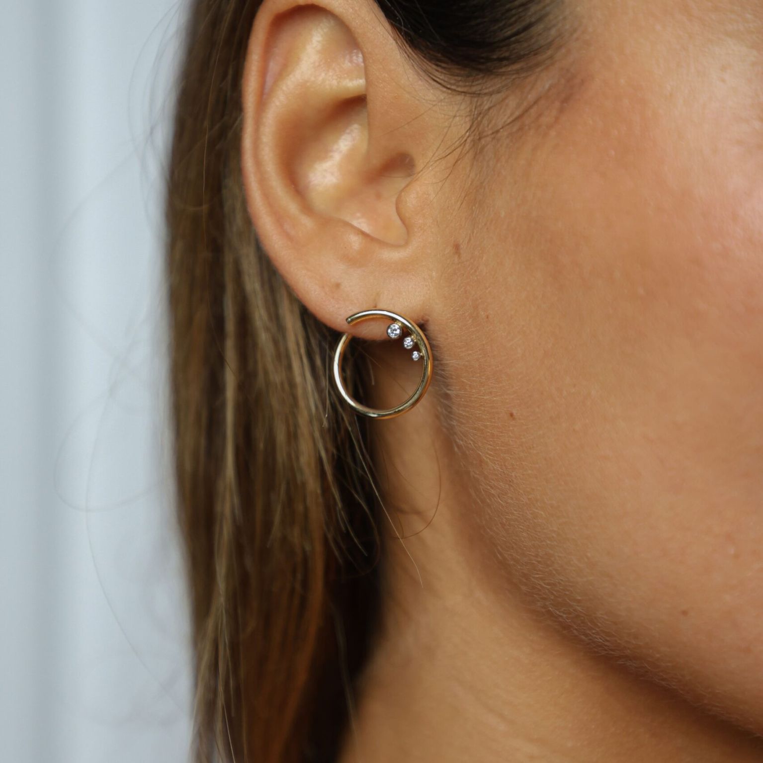 Boucles d'oreilles l'o or rouge portées 3 diamants — Bosc Joaillerie
