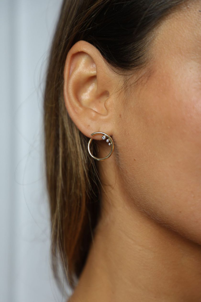 Boucles d'oreilles l'o or rouge portées 3 diamants — Bosc Joaillerie