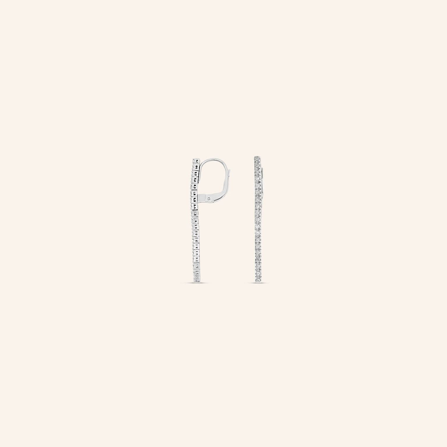 Boucles d’oreilles or gris ligne de diamants avec sertissage joaillier élégant