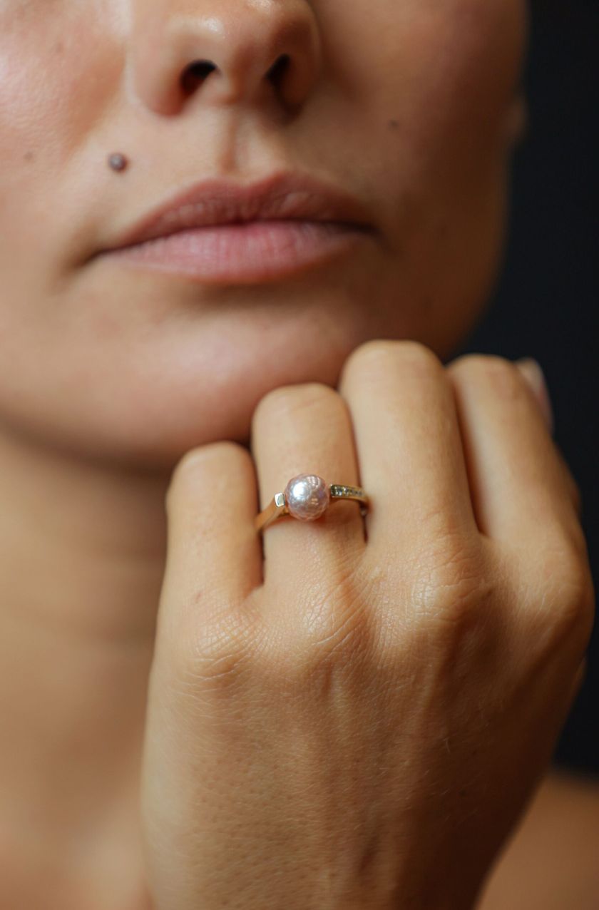 Bague collection shinju portée or jaune diamants et perle façetée violine — Bosc Joaillerie