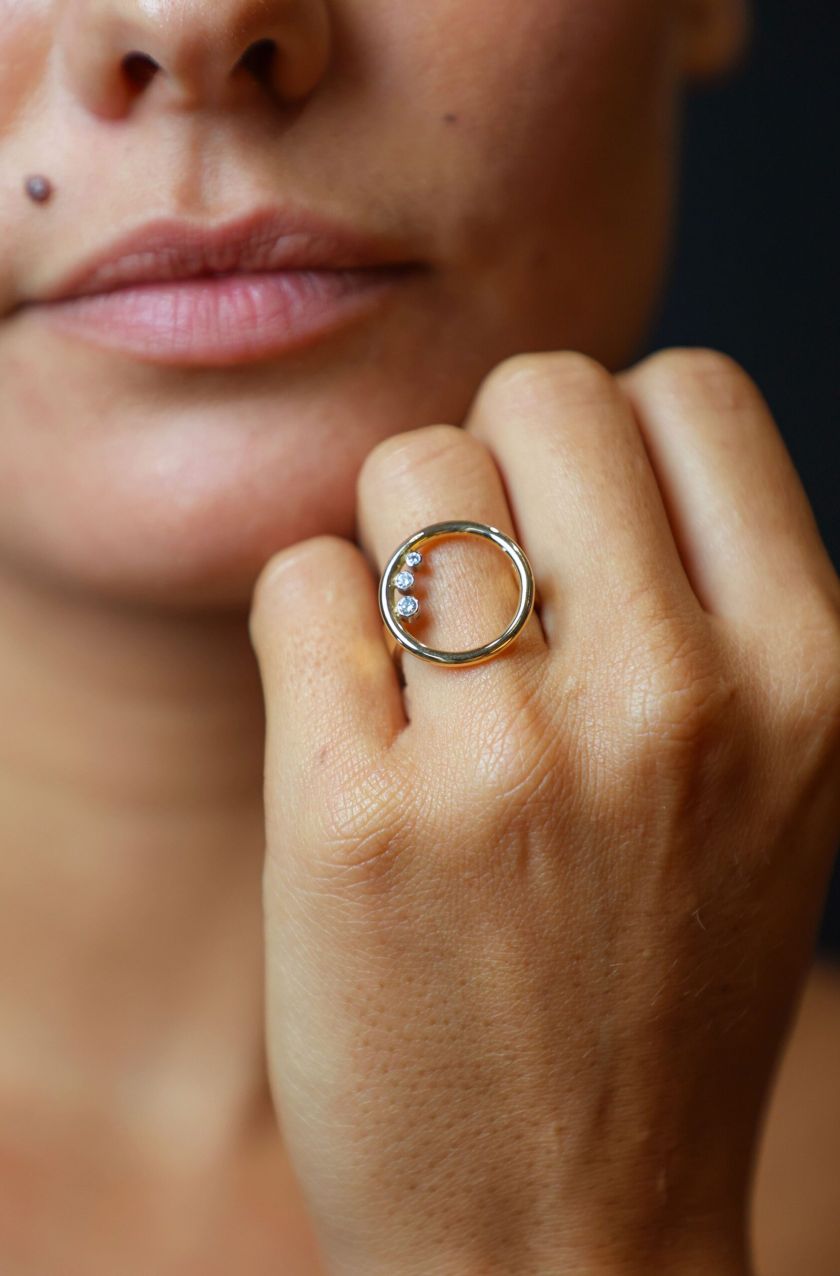 Bague l'o or jaune portée 3 diamants — Bosc Joaillerie