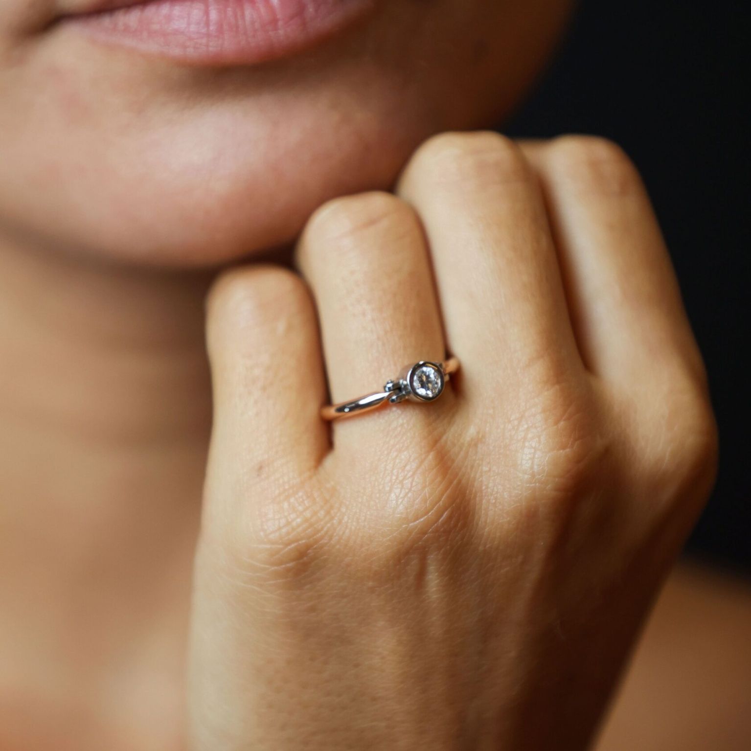 Bague constellation or rouge portée diamant 0,25cts — Bosc Joaillerie