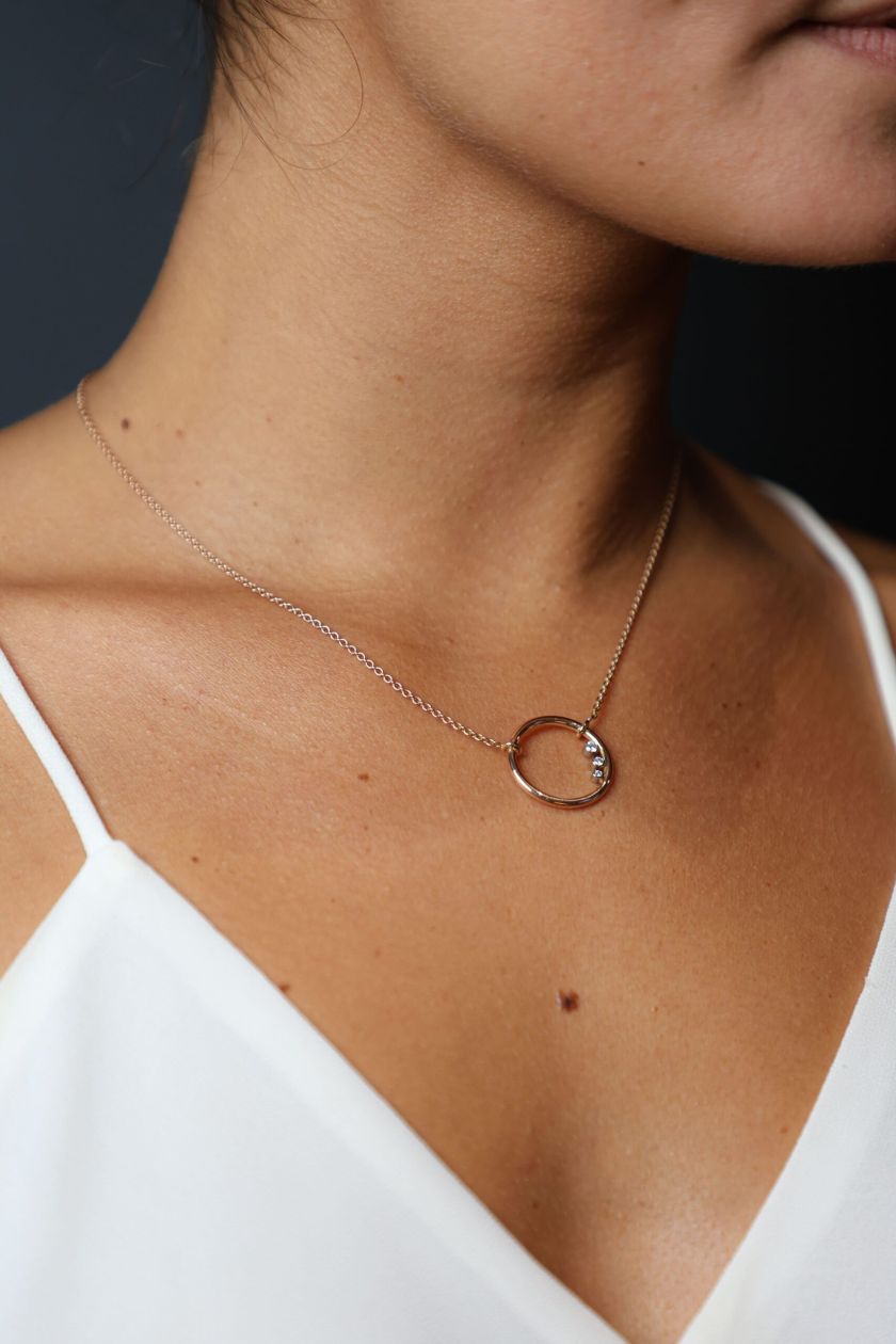 Collier lo porte or rouge 3 diamants — Bosc Joaillerie