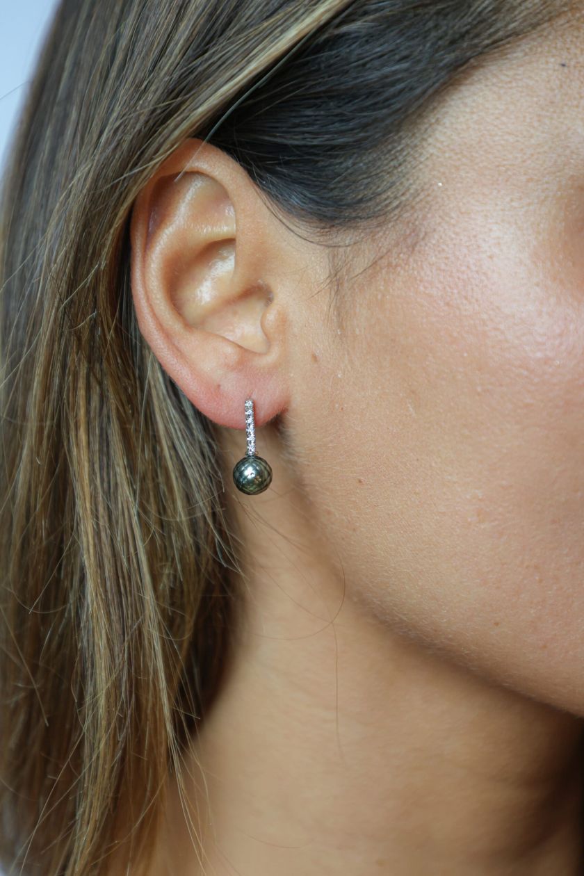 Boucles d'oreilles shinju or gris portées diamants et perle façetée de tahiti — Bosc Joaillerie