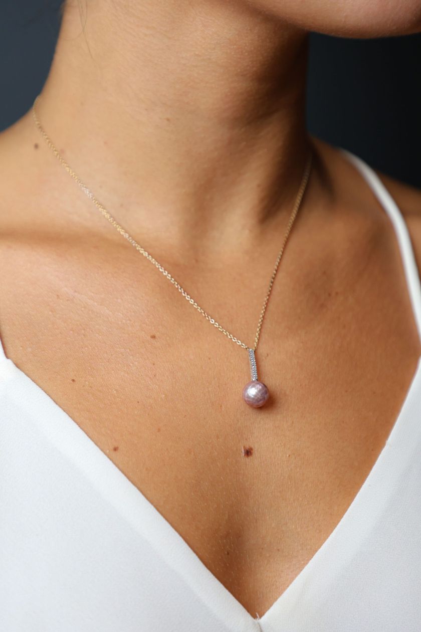 Collier shinju or jaune porté diamants et perle façetée violine — Bosc Joaillerie