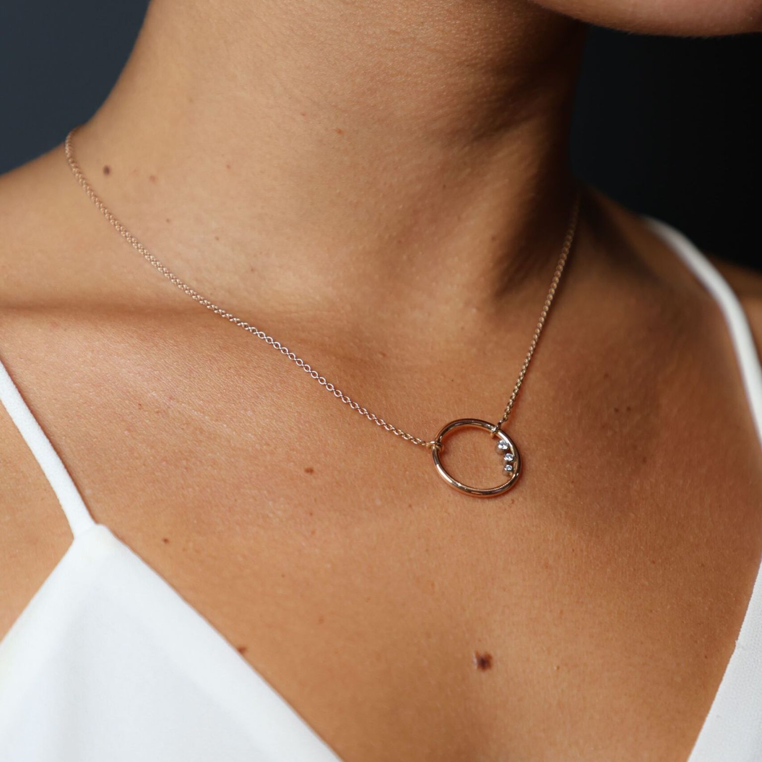 Collier lo porte or rouge 3 diamants — Bosc Joaillerie