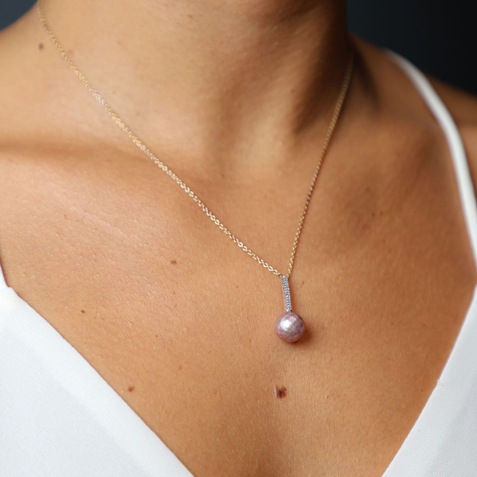 Collier shinju or jaune porté diamants et perle façetée violine — Bosc Joaillerie