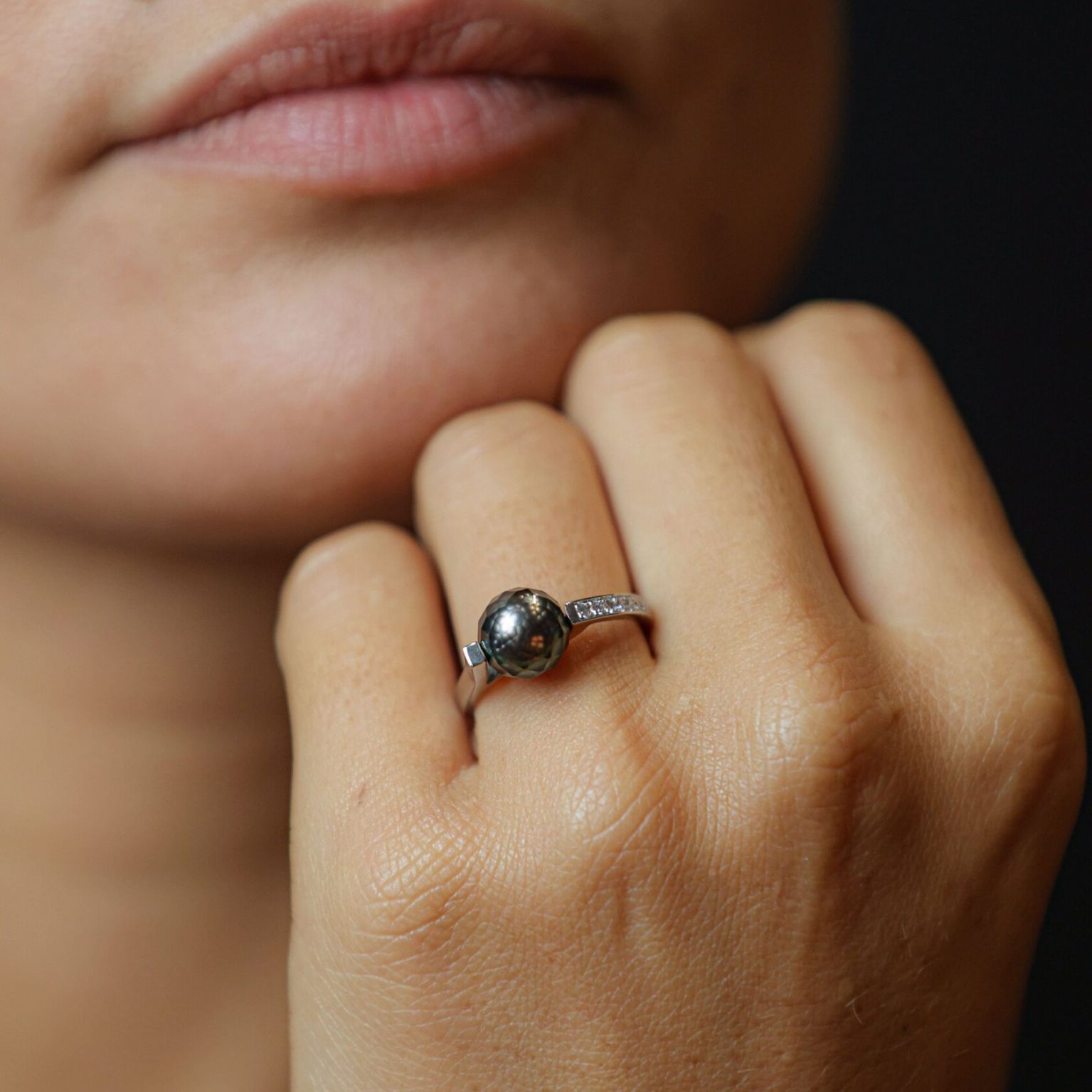 Bague collection shinju portée or gris diamants et perle façetée de tahiti — Bosc Joaillerie
