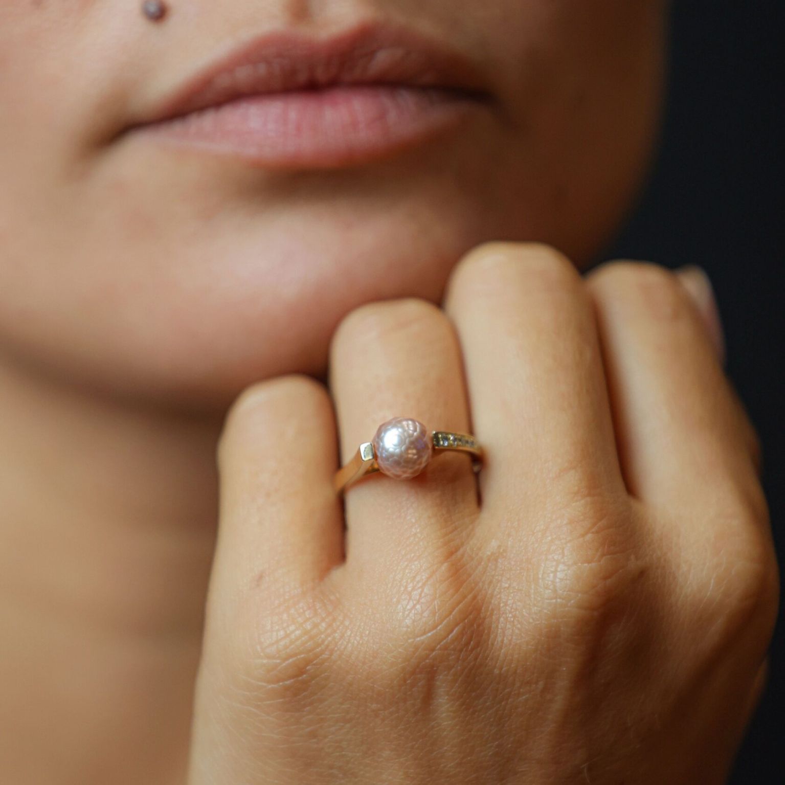 Bague collection shinju portée or jaune diamants et perle façetée violine — Bosc Joaillerie