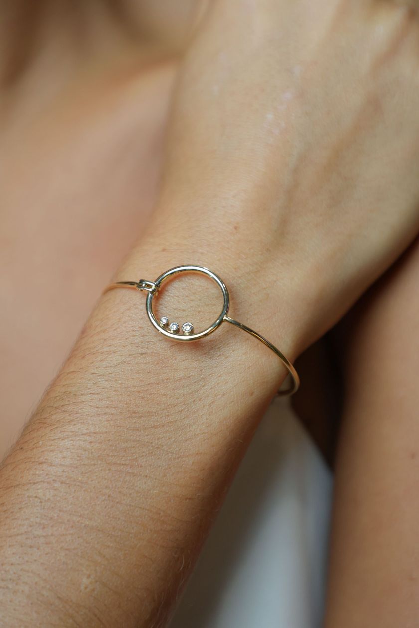 Bracelet semi rigide lo porte or jaune 3 diamants — Bosc Joaillerie