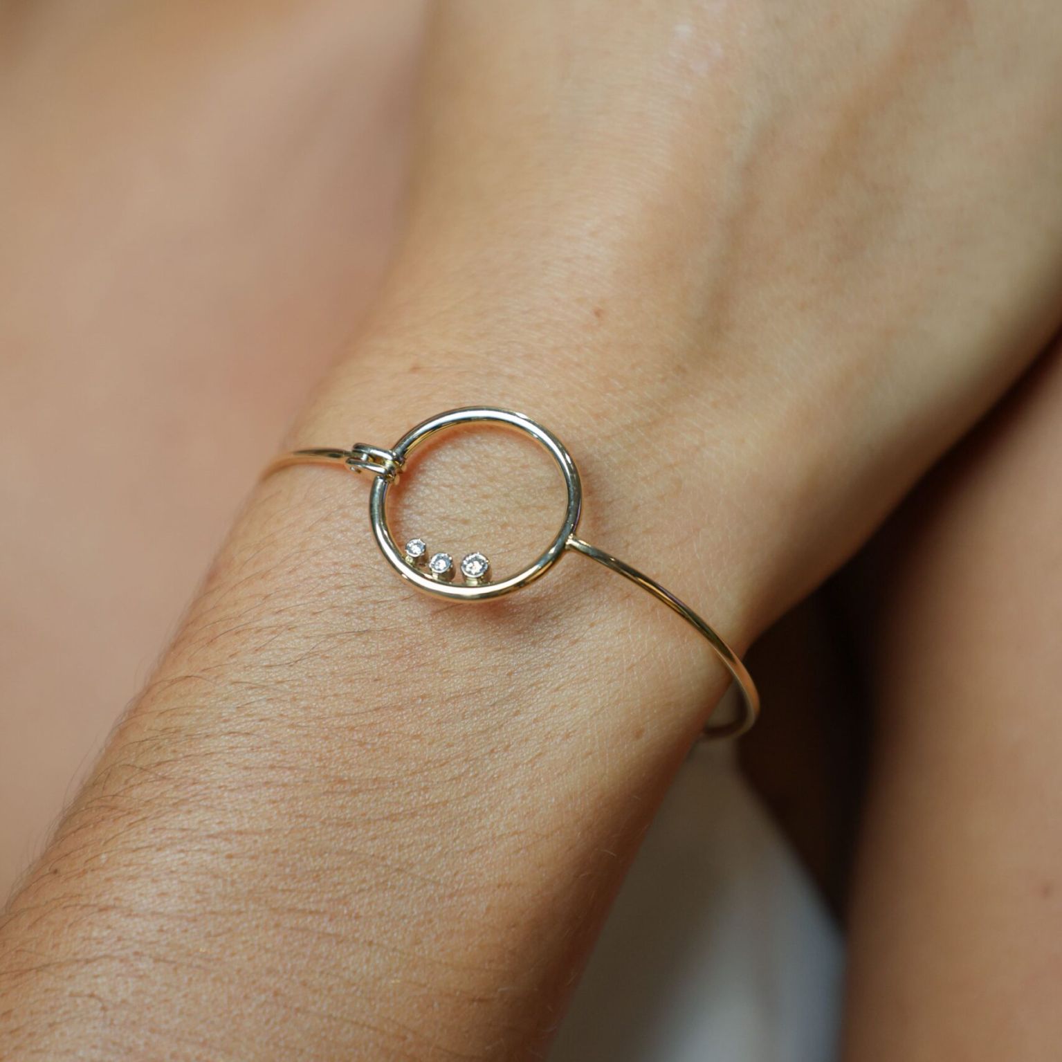 Bracelet semi rigide lo porte or rouge 3 diamants — Bosc Joaillerie