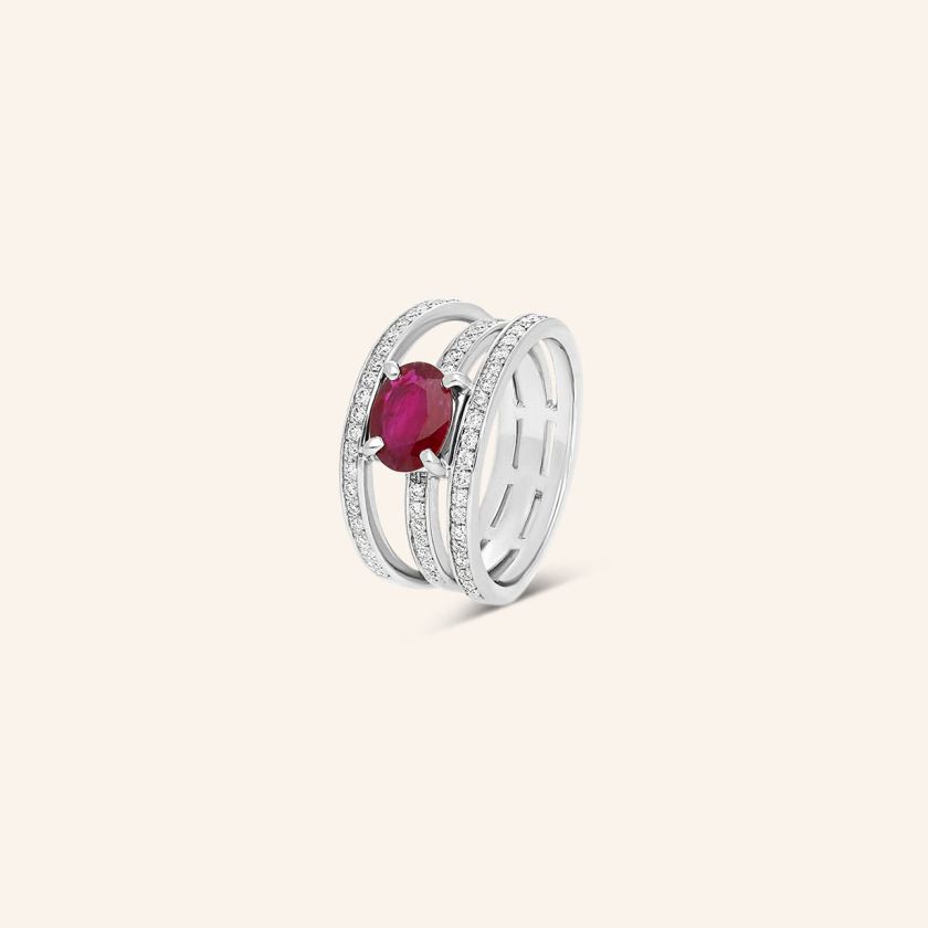 Bague or gris diamants et rubis ovale avec design graphique en joaillerie précieuse