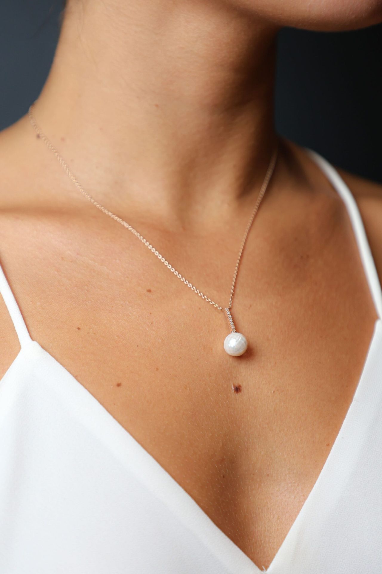 Collier or rouge perle du Akoya