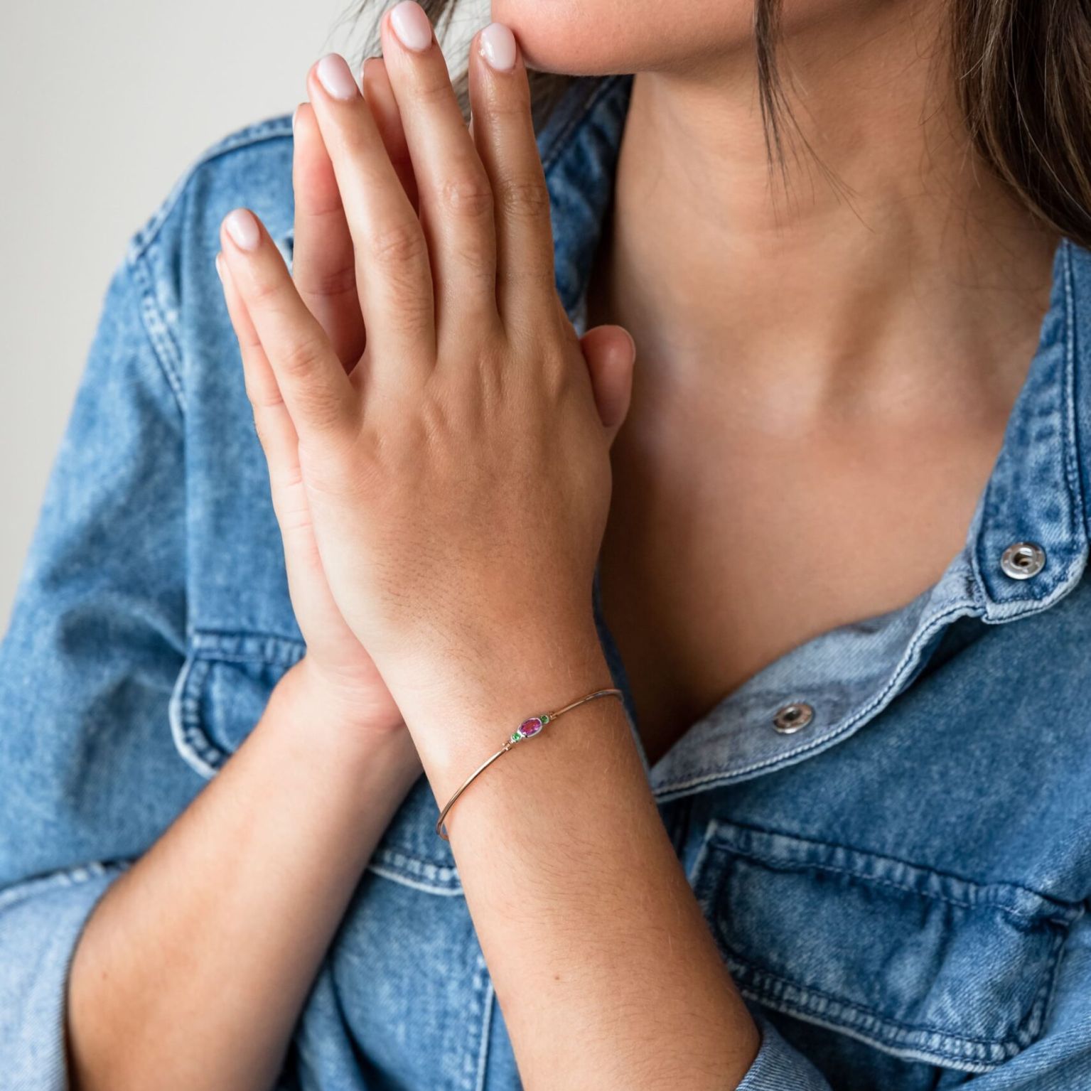 Bracelet or gris et rouge Saphir et Tsavorite