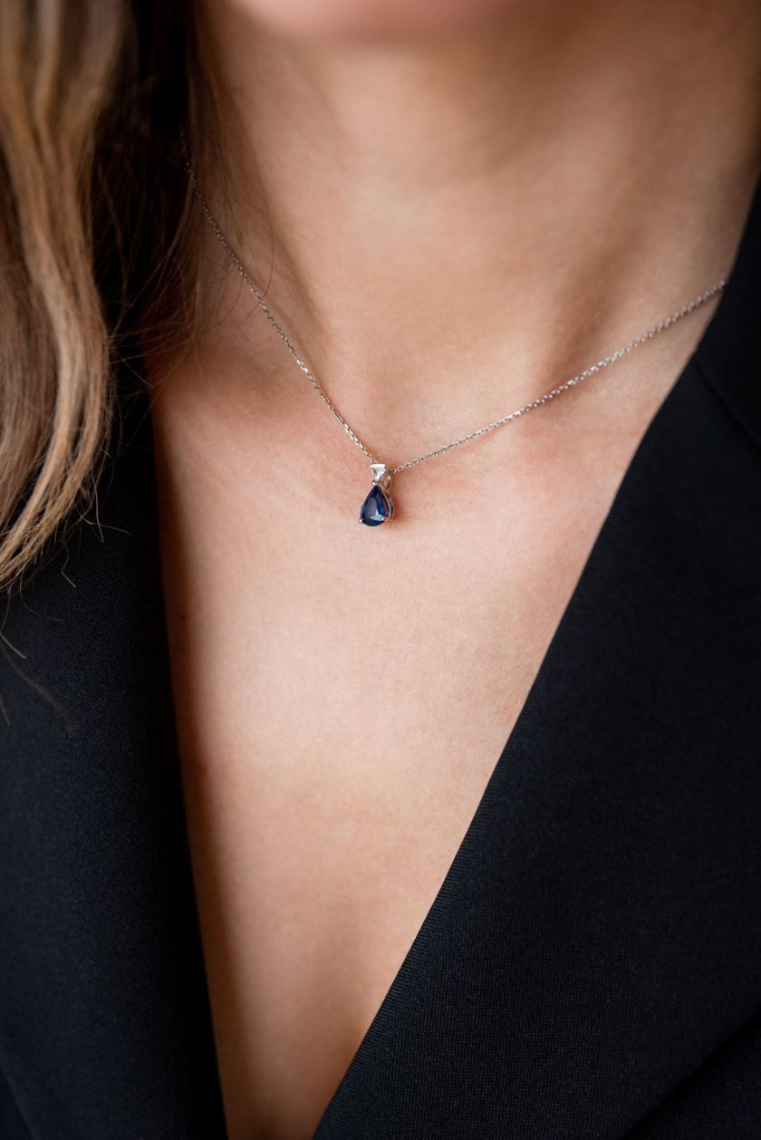 Collier or gris et saphir