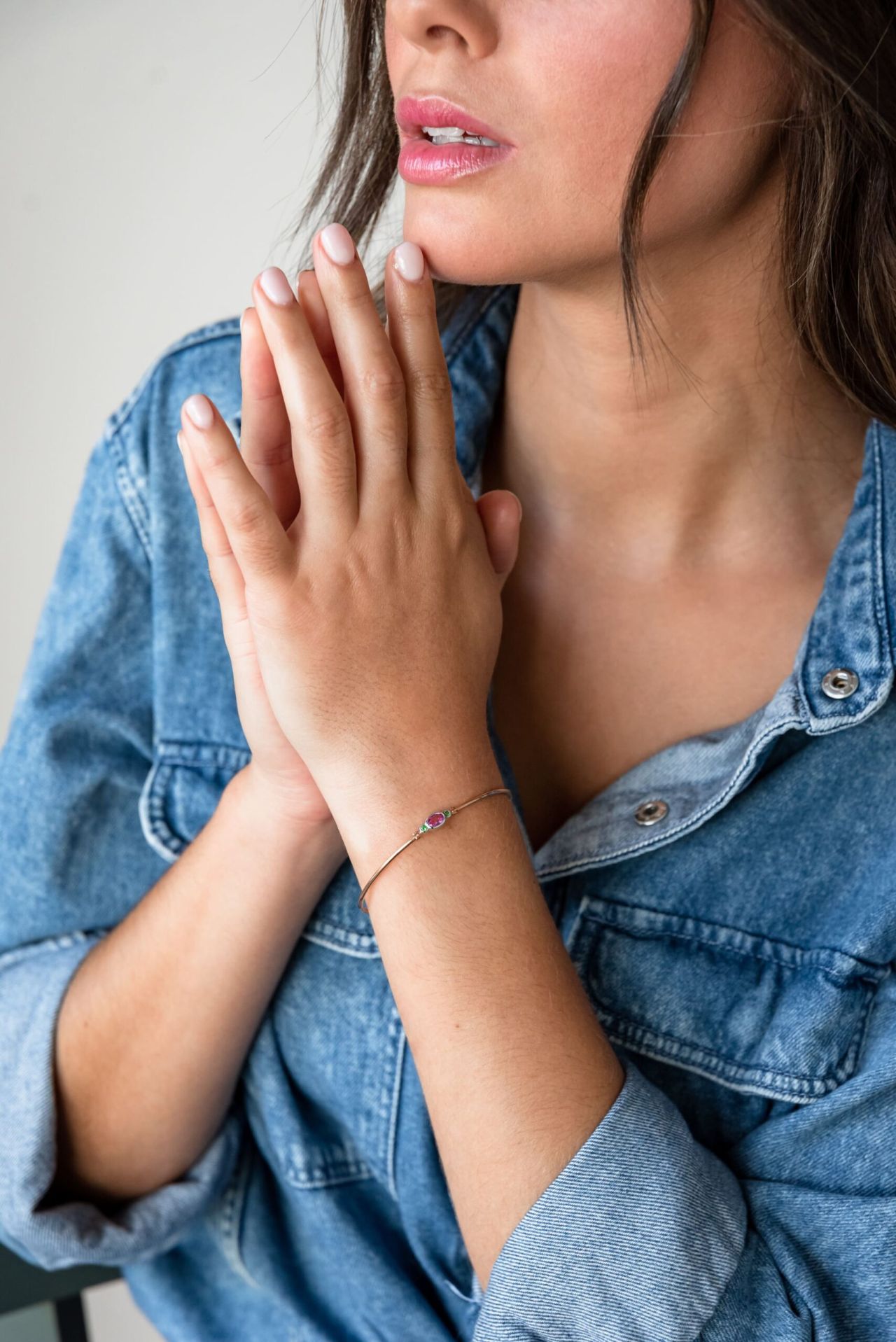 Bracelet or gris et rouge Saphir et Tsavorite