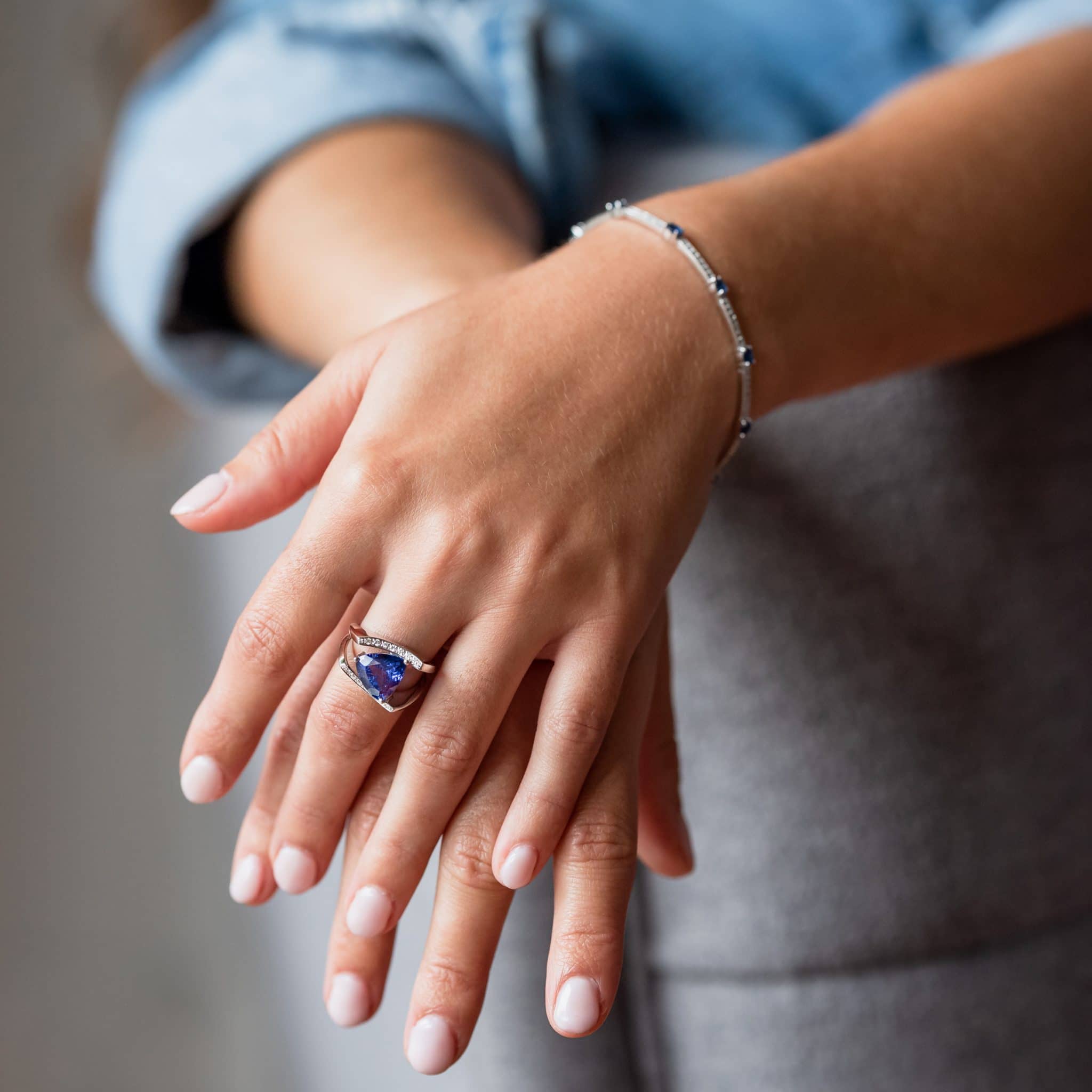 Parure mariage femme bague bracelet or gris saphir tanzanite diamants bijouterie