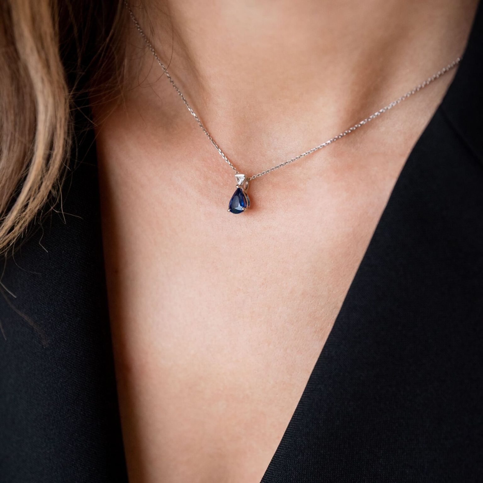 Collier or gris et saphir